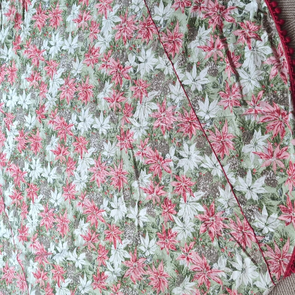 Vintage 60s/70s Classic Christmas Round Tablecloth Poinsettia Pinecones Pom Poms - Picture 6 of 7